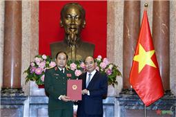Chủ tịch nước trao quyết định thăng quân hàm Thượng tướng đối với đồng chí Phùng Sĩ Tấn